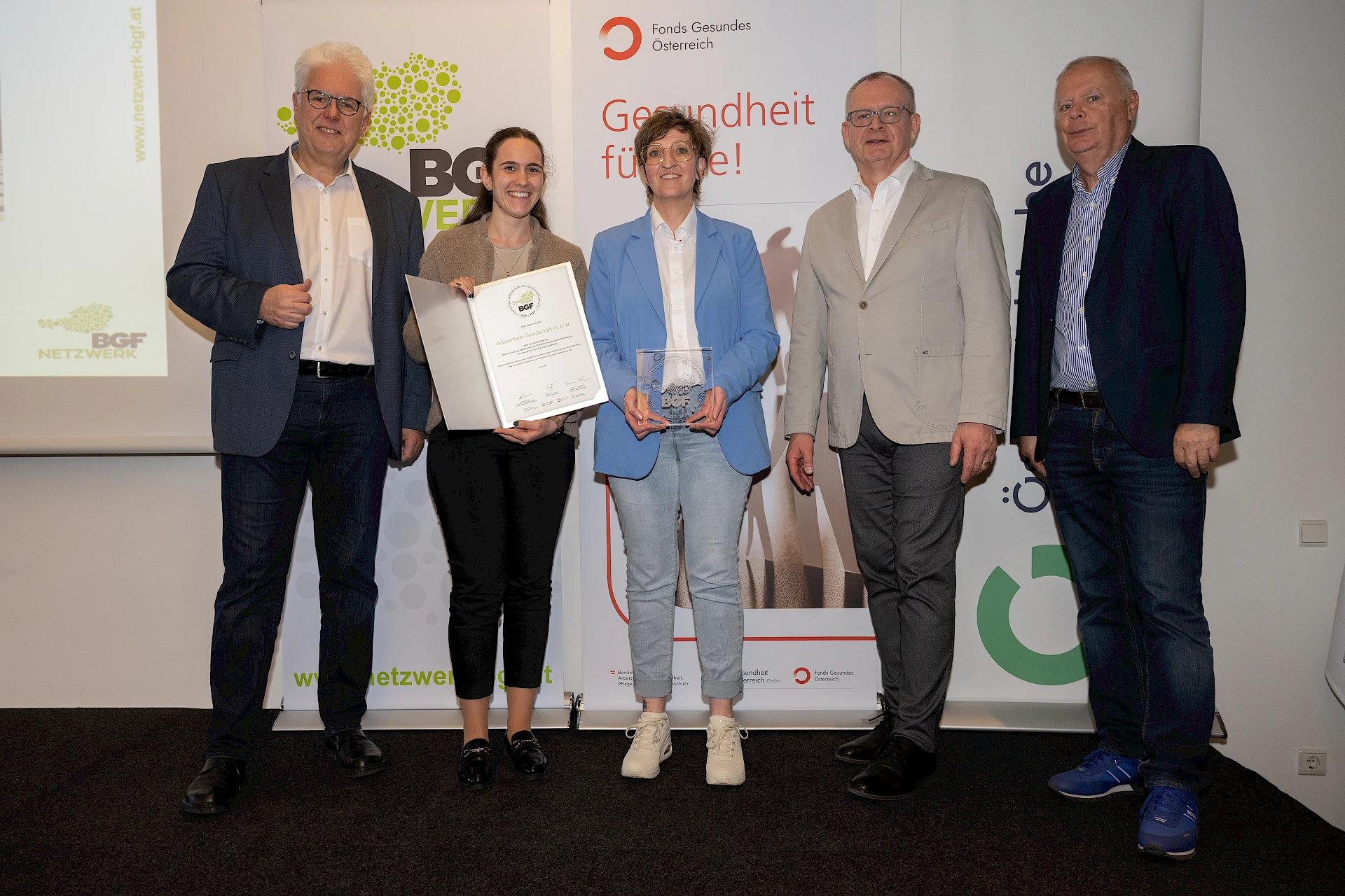 v.l.n.r. Andreas Huss (Obmann-Stellvertreter ÖGK), Michelle Hackl (Leitung BGF-Team Grissemann), Silke Mair (Mitglied BGF-Team Grissemann), Klaus Ropin (Leiter Fonds Gesundes Österreich), Werner Salzburger (Vorsitzender des Landesausschusses der ÖGK)
