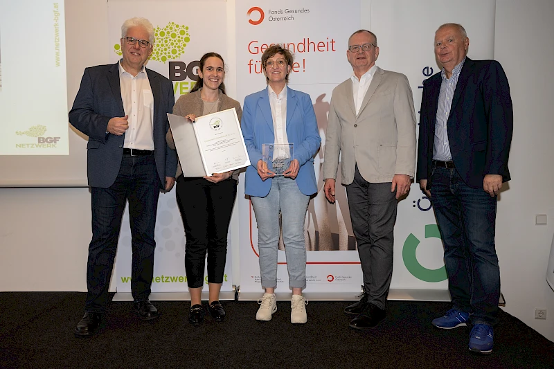 v.l.n.r. Andreas Huss (Obmann-Stellvertreter ÖGK), Michelle Hackl (Leitung BGF-Team Grissemann), Silke Mair (Mitglied BGF-Team Grissemann), Klaus Ropin (Leiter Fonds Gesundes Österreich), Werner Salzburger (Vorsitzender des Landesausschusses der ÖGK)