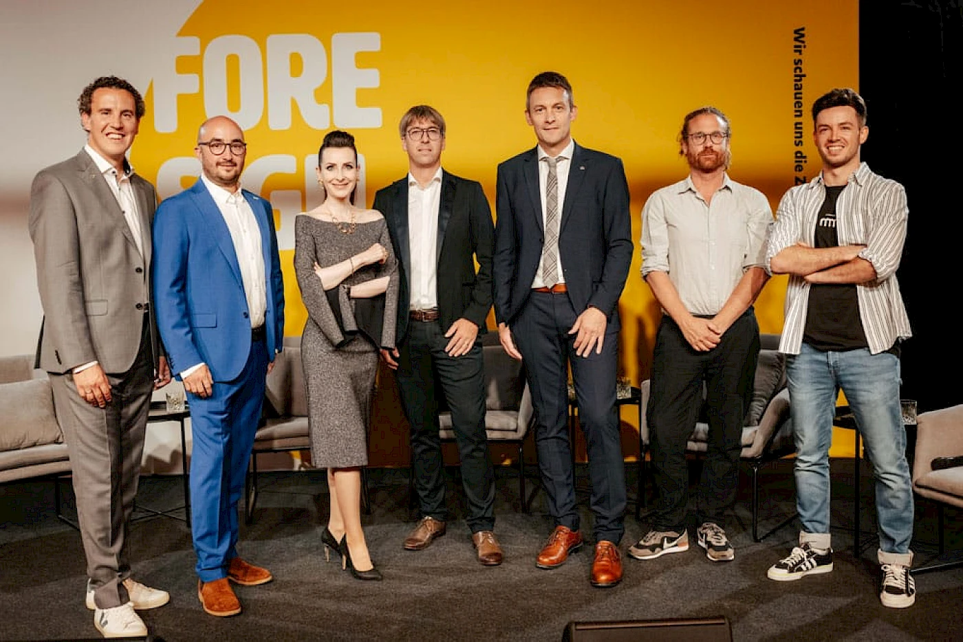 Ein hochkarätig besetztes Podium diskutierte bei der Eurogast Veranstaltung "Foresights" in Zams/Tirol über die Digitalisierung in der Gastronomie.  v.l.n.r. Alexander Kiennast, geschäftsführender Gesellschafter Eurogast Österreich, Franz Sinnesberger, geschäftsführender Gesellschafter Eurogast Österreich, Moderatorin Alexandra Gorsche, Harald Radi, Experte für digitale Transformation, Peter Krug, Geschäftsführer Eurogast Österreich, Jan-Peter Wulf, Fachjournalist, Michael Ploner, Vier-Hauben-Koch (am Foto fehlen: Josef Braunshofer, Berglandmilch, und Hubert Siller, MCI)